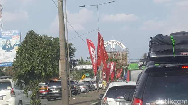 Arus Mudik, Polisi Berlakukan Contraflow di Macet Kendal-Semarang