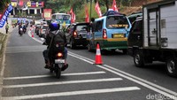 Polisi melakukan sistem satu arah di jalur tersebut untuk mengurai kemacetan. 