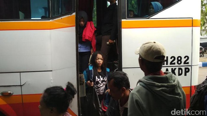 Pemudik asal Trenggalek Mulai Berdatangan di Terminal Surodakan