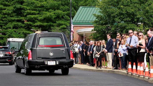Orang-orang mengantre untuk melayat Otto Warmbier 
