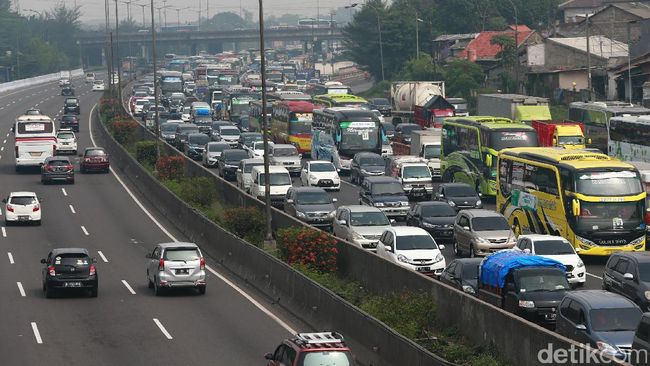Foto: Penampakan Macet Parah di Tol Jakarta-Cikampek