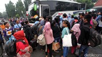 Warga berebut masuk ke dalam bus.