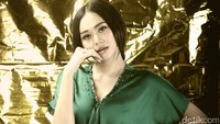 Aura Kasih dengan kaftan hijaunya. (Foto: Asep Syaifullah/detikHOT)