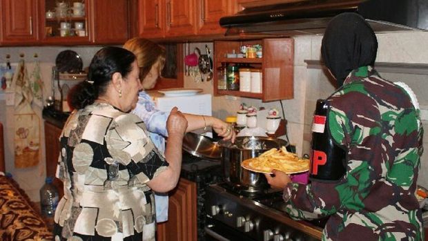 Cerita Ibu Jilbab Cerita Prajurit TNI Salat di Depan Gambar Yesus Cerita Ibu Jilbab Cerita Prajurit TNI Salat di Depan Gambar Yesus