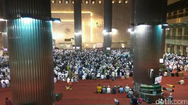 Suasana salat tarawih terakhir di Masjid Istiqlal