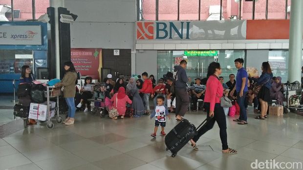  Arus mudik di terminal 1 Bandara Soekarno-Hatta, Jumat (23/6/2017).