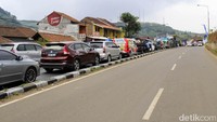 Arus lalu lintas di Jalur Nagreg macet panjang.