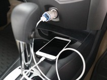 Benarkah Sering Ngecas HP di Mobil Bikin Aki Soak?