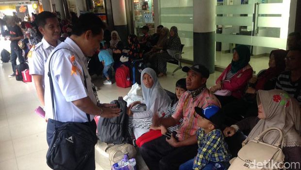 Arus mudik di Stasiun Medan, Jumat (23/6/2017).