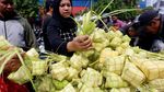 Saatnya Berburu Janur Ketupat Lebaran