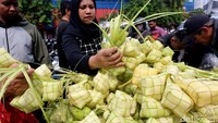 Seorang pembeli nampak memilah beberapa janur kelapa.