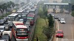 Macet Parah di Tol JORR, Mobil Pribadi Pilih Keluar Pintu Tol