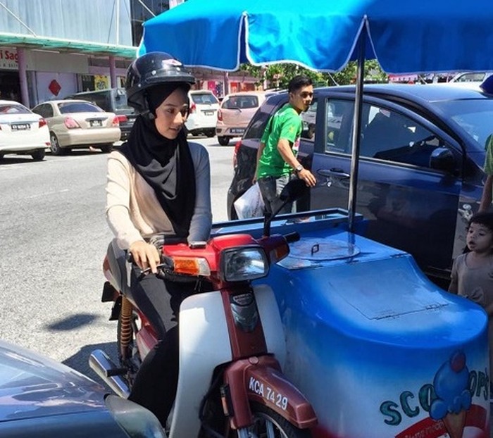 Viral, Gadis Cantik Keliling Jual Es Krim Demi Ayah