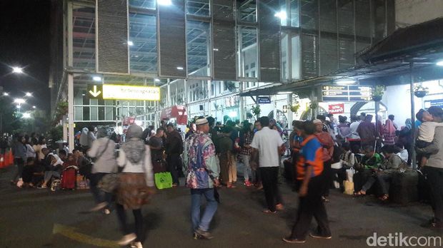 H-2 Lebaran, Pemudik Padati Stasiun Pasar Senen 