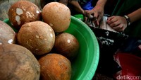 Tak hanya ayam potong, permintaan santan kelapa juga naik.