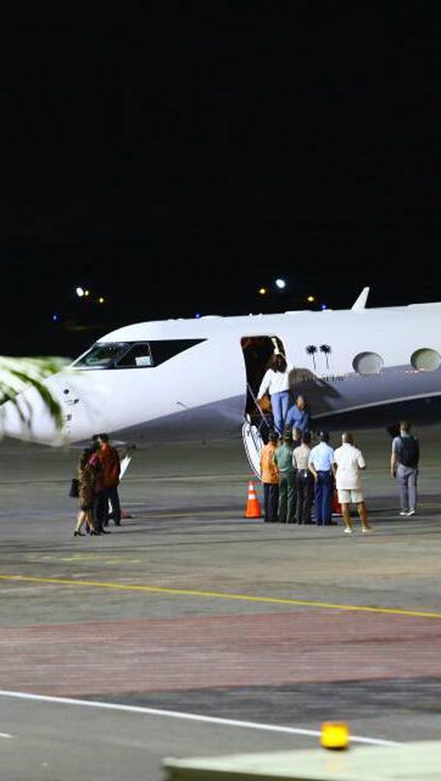 Obama dan keluarga tiba di bandara Ngurah Rai, Bali. 