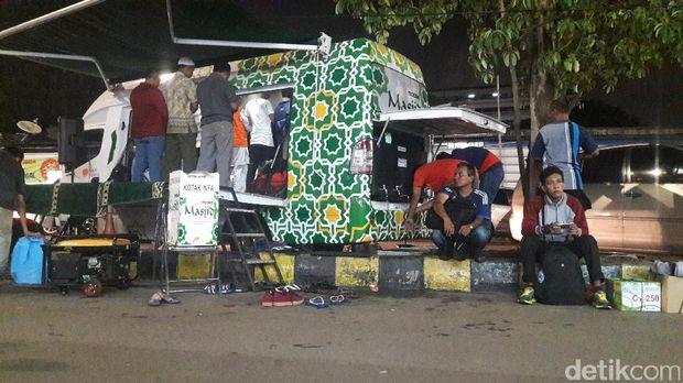Mobile Masjid yang Bantu Mudahkan Pemudik Salat di Stasiun Senen