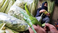 Para penjual saat menganyam janur kelapa.