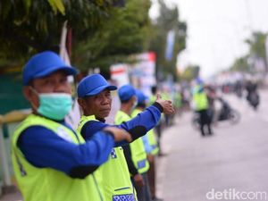 Melihat Aksi Puluhan Nelayan Bantu Atur Lalin Arus Mudik di Pantura