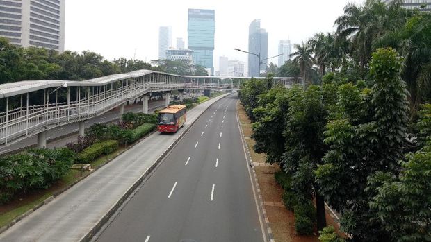  Lalu lintas di Jalan Jenderal Sudirman lengang, Jumat (23/6/2017)