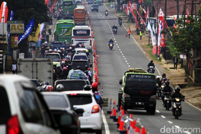 H-2 Lebaran, volume kendaraan meningkat di jalur selatan Nagreg, Kabupaten Bandung, Jawa Barat, Jumat (23/6/2017). Macet pun tidak terhindarkan.