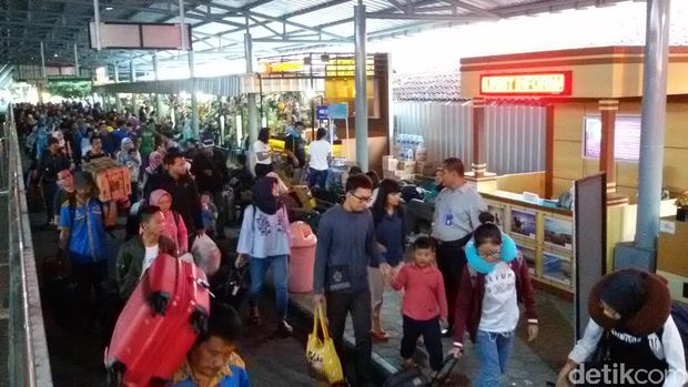 Penampakan Padatnya Stasiun Tugu Yogya Hari Ini