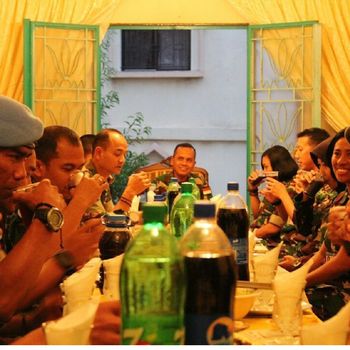 Cerita Prajurit TNI Salat di Depan Gambar Yesus