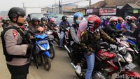 Jalan Nagreg hingga Parakanmuncang terpantau padat. Polres Bandung pun akhirnya mengarahkan pemudik yang melintasi jalur alteri Cibiru-Cileunyi menuju jalur tengah Kabupaten Sumedang Jawa Barat. Pool/Wisma Putra.