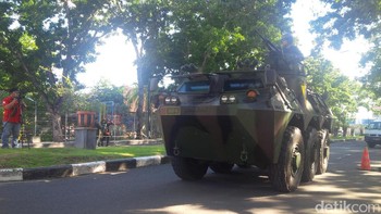Bahkan tank pun ikut dihadirkan untuk berjaga-jaga. Foto: Prins David Saut/detikcom
