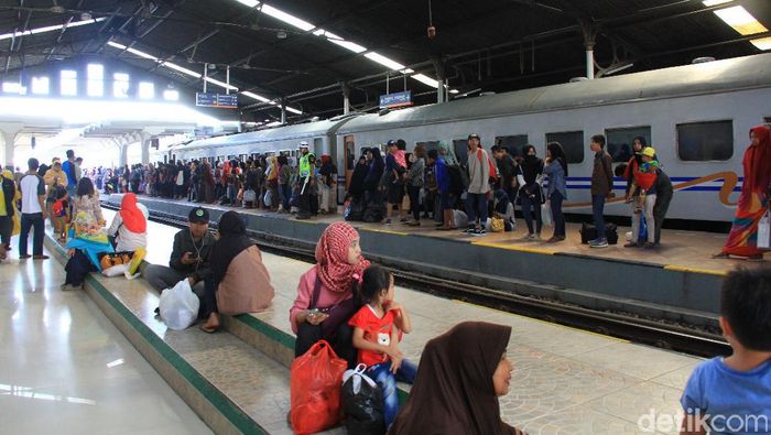 Jumlah Pemudik Naik Kereta Api dari Bandung Meningkat Jumlah Pemudik Kereta Api dari Bandung Meningkat