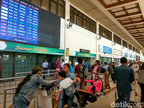 Penumpang di Bandara Juanda saat mudik 