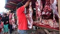 Pedagang ini langsung diserbu warga yang ingin mendapatkan daging sapi segar.
