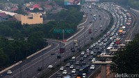 Kendaraan hanya bisa melaju 5-10 KM/jam.