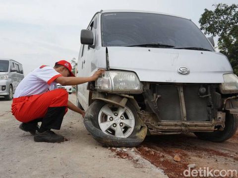 Pengemudi Ngantuk, Gran Max Tabrak Batu Besar di Tol Darurat Batang