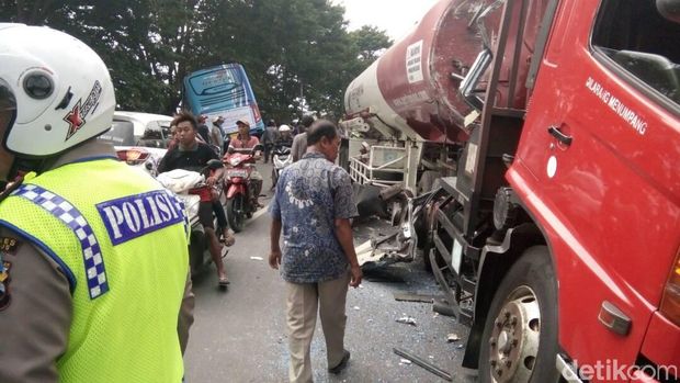 Bus Pariwisata Hantam Truk di Kudus, 2 Orang Luka Parah