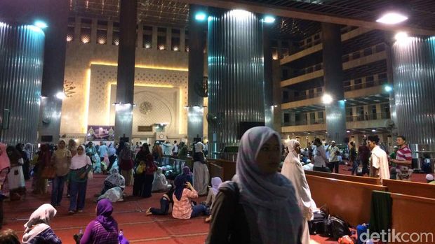 Suasana usai salat tarawih di Masjid Istiqlal