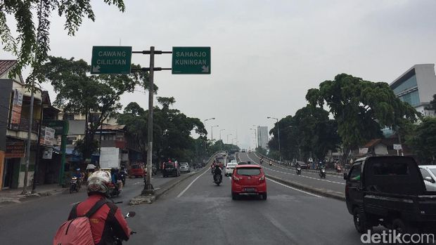 fly over Kampung Melayu hingga fly over Tebet tampak sepi.