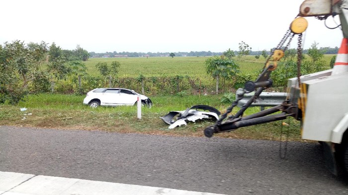Mobil Pemudik Terperosok Parit di Km 180 Cipali, Lalin Macet 1 Km