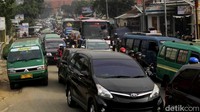 Para pemudik diarahkan melalui jalur alternatif lewat Cibeusi, Jatinangor, Tanjungsari, Cadas Pangeran, Wado, lalu masuk ke Tasikmalaya. Pool/Wisma Putra.