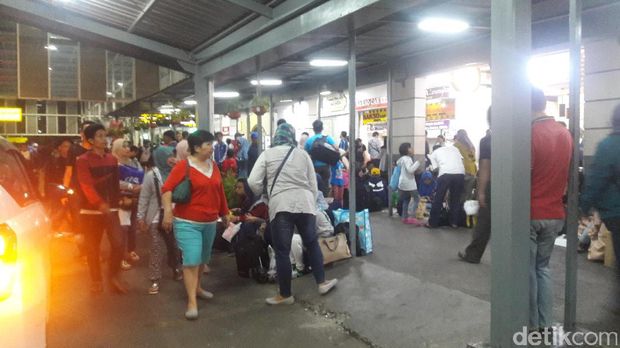 H-2 Lebaran, Pemudik Padati Stasiun Pasar Senen 