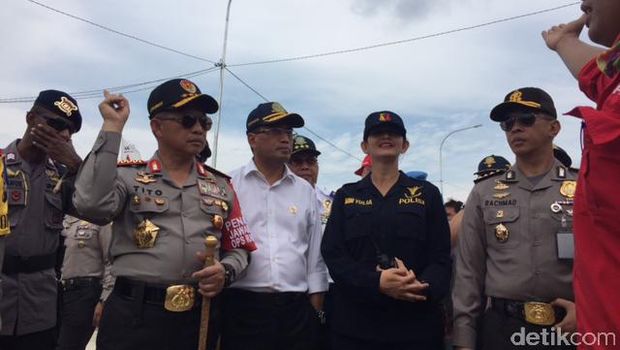 Menhub Budi Karya Sumadi, Kapolri Jenderal Tito Karnavian dan Menteri PUPR Basuki Hadimuljono mengunjungi tempat istirahat di tol darurat Brebes-Gringsing, Jumat (23/6/2017).
