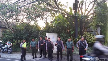 Di setiap jalan yang akan dilalui pun tampak terlihat satuan pengamanan. Foto: Johanes Randy Prakoso/ detikcom