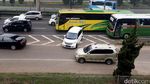 Macet Parah di Tol JORR, Mobil Pribadi Pilih Keluar Pintu Tol
