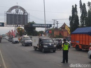 Pagi hingga Sore, Jalur Lingkar Kaliwungu Kendal Dipadati Pemudik