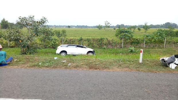 Mobil Pemudik Terperosok Parit di KM 180 Tol Cipali