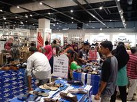 Masyarakat membeli sepatu di Transmart Carrefour Mataram 