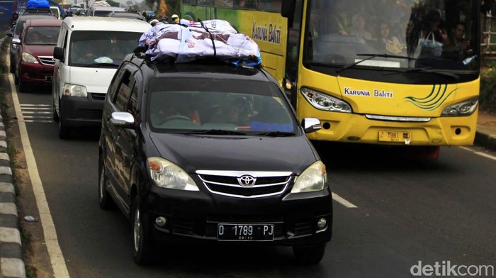 H-2 Lebaran, volume kendaraan meningkat di jalur selatan Nagreg, Kabupaten Bandung, Jawa Barat, Jumat (23/6/2017). Macet pun tidak terhindarkan.