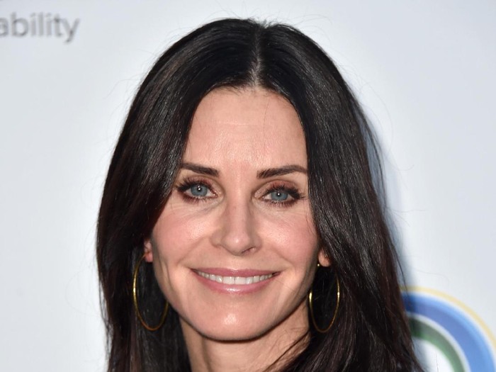 Courteney Cox BEVERLY HILLS, CA - MARCH 22: Actor Courteney Cox (L) and host Lisa Kudrow attend UCLA Semel Institutes Open Mind Gala at The Beverly Hilton Hotel on March 22, 2017 in Beverly Hills, California. (Photo by Alberto E. Rodriguez/Getty Images for UCLA Semel Institute )