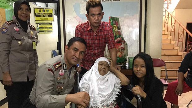 Keluarga nenek Tukini bersama jajaran Polres Jakpus