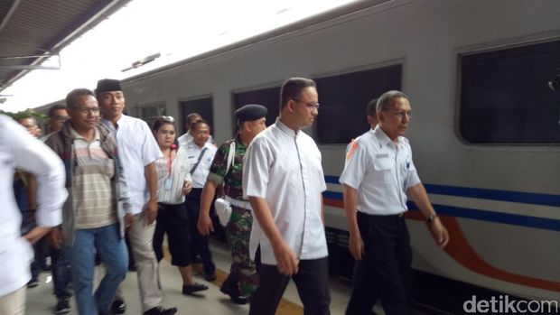 Sapa Warga di Stasiun Senen, Anies Teringat Pengalaman Mudik